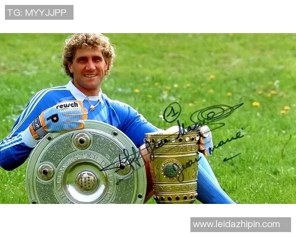 细长眼镜下的足球明星传奇与风采解析